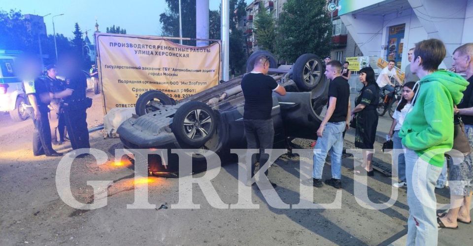 Жёсткое ДТП произошло в центре Луганска у кинотеатра "Русь" Жёсткое ДТП произошло в центре Луганска у кинотеатра "Русь"