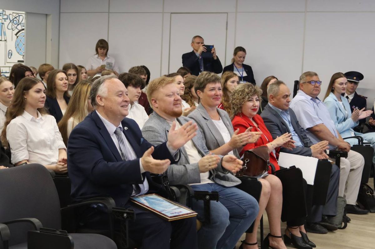 Иван Кусов: В День защиты детей с радостью принял участие в церемонии награждения победителей Всероссийских и республиканских конкурсов, а также лучших педагогов, отмеченных премией Главы Луганской Народной Республики Иван Кусов: В День защиты детей с радостью принял участие в церемонии награждения победителей Всероссийских и республиканских конкурсов, а также лучших педагогов, отмеченных премией Главы Луганской Народной Республики