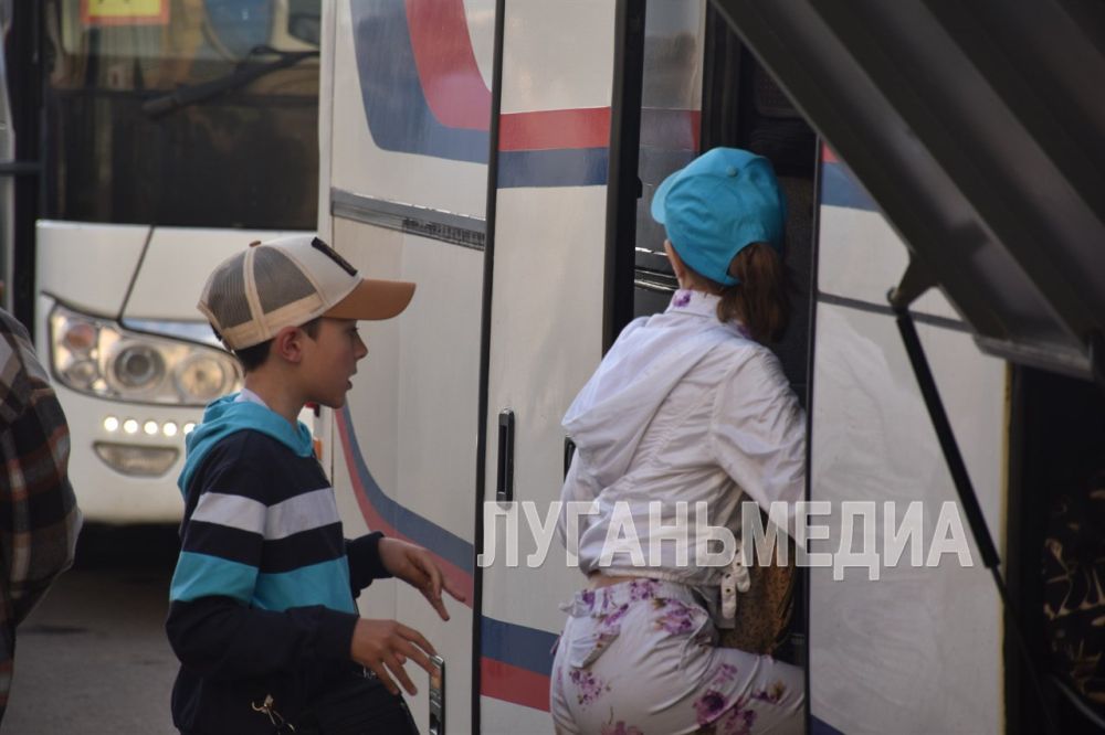 136 школьников Краснодонского муниципального округа отправились на оздоровление в Крым 136 школьников Краснодонского муниципального округа отправились на оздоровление в Крым