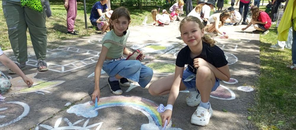 В Международный день защиты детей в парке культуры и отдыха имени Победы прошла программа для алчевской детворы, в которой были В Международный день защиты детей в парке культуры и отдыха имени Победы прошла программа для алчевской детворы, в которой были