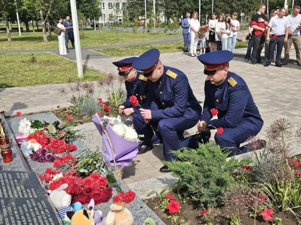 Ольга Бас: Сегодня, в Международный день защиты детей, мы собрались у мемориала «Ангелы» вместе с детским омбудсменом Инной Швенк, парламентариями, юношеством и неравнодушными жителями нашей республики, чтобы почтить память... Ольга Бас: Сегодня, в Международный день защиты детей, мы собрались у мемориала «Ангелы» вместе с детским омбудсменом Инной Швенк, парламентариями, юношеством и неравнодушными жителями нашей республики, чтобы почтить память...