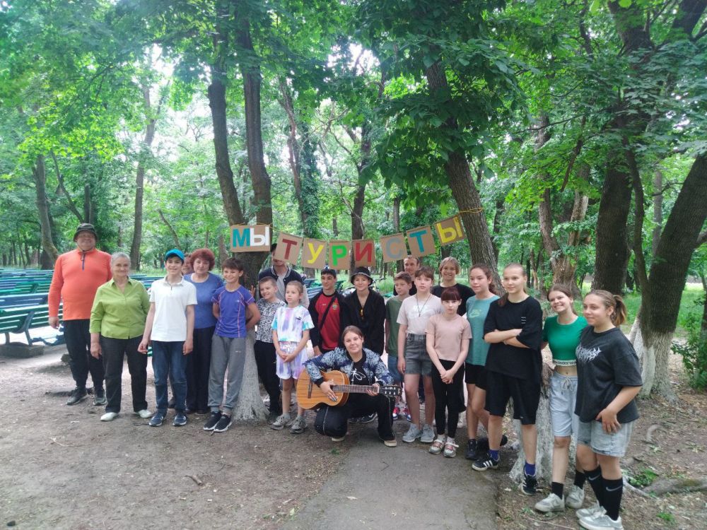 В Парке культуры и отдыха имени Героев в Международный День защиты детей и Всемирный День родителей Ровеньковский центр детского, юношеского туризма и краеведения для жителей города организовал познавательно-развлекательную... В Парке культуры и отдыха имени Героев в Международный День защиты детей и Всемирный День родителей Ровеньковский центр детского, юношеского туризма и краеведения для жителей города организовал познавательно-развлекательную...