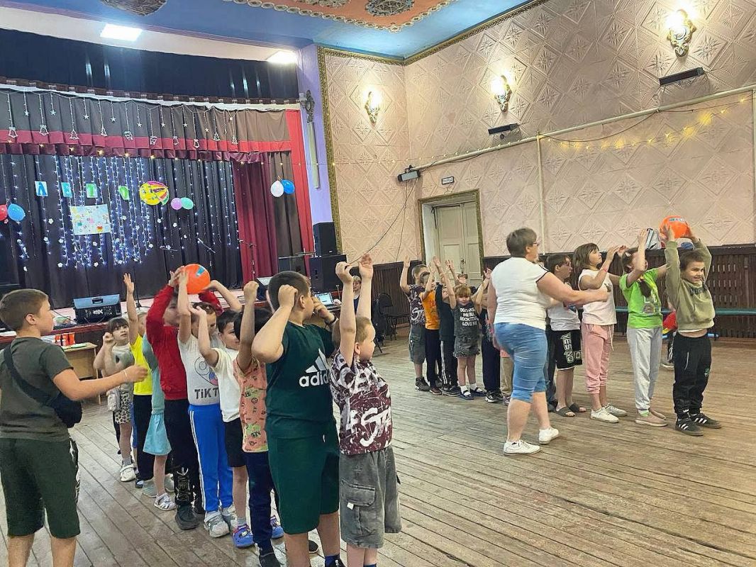 Сергей Колягин: Всю предпраздничную неделю творческий коллектив городского центра культуры и досуга «Заря» вместе с активистами местного отделения ВПП «Единая Россия» путешествовали по отдаленных населенным пунктам нашего... Сергей Колягин: Всю предпраздничную неделю творческий коллектив городского центра культуры и досуга «Заря» вместе с активистами местного отделения ВПП «Единая Россия» путешествовали по отдаленных населенным пунктам нашего...