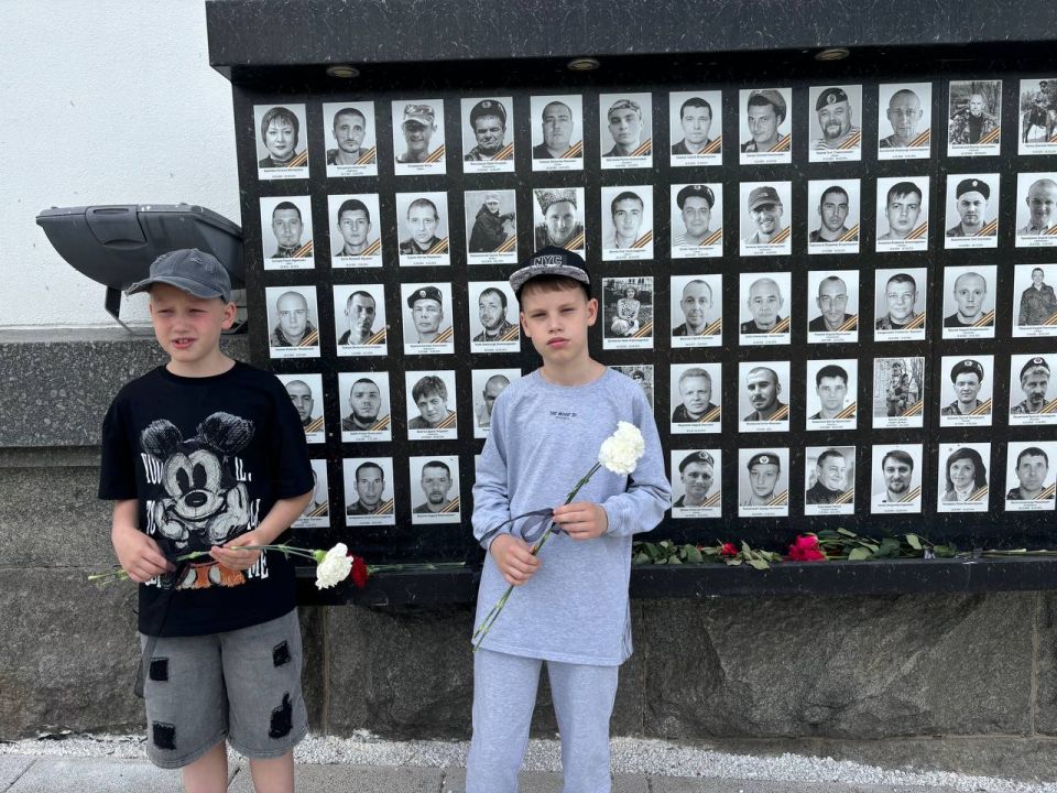 Светлана Гизай: Память всегда в наших сердцах жива …Сегодня вместе с внуками почтили память деда Саныча.Возложили цветы на могилу и к памятному знаку «Жертвам авиаудара ВСУ» Светлана Гизай: Память всегда в наших сердцах жива …Сегодня вместе с внуками почтили память деда Саныча.Возложили цветы на могилу и к памятному знаку «Жертвам авиаудара ВСУ»