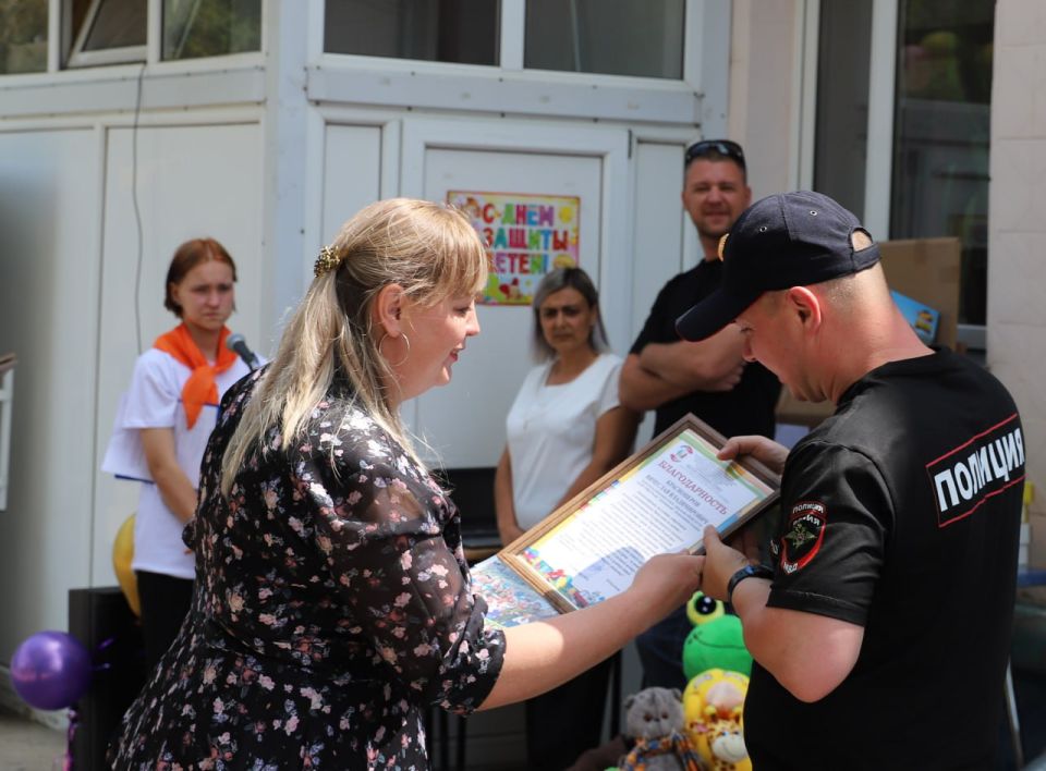Депутат ГД Виктор Водолацкий и луганские полицейские побывали на празднике в Семейном центре и передали детворе подарки Депутат ГД Виктор Водолацкий и луганские полицейские побывали на празднике в Семейном центре и передали детворе подарки