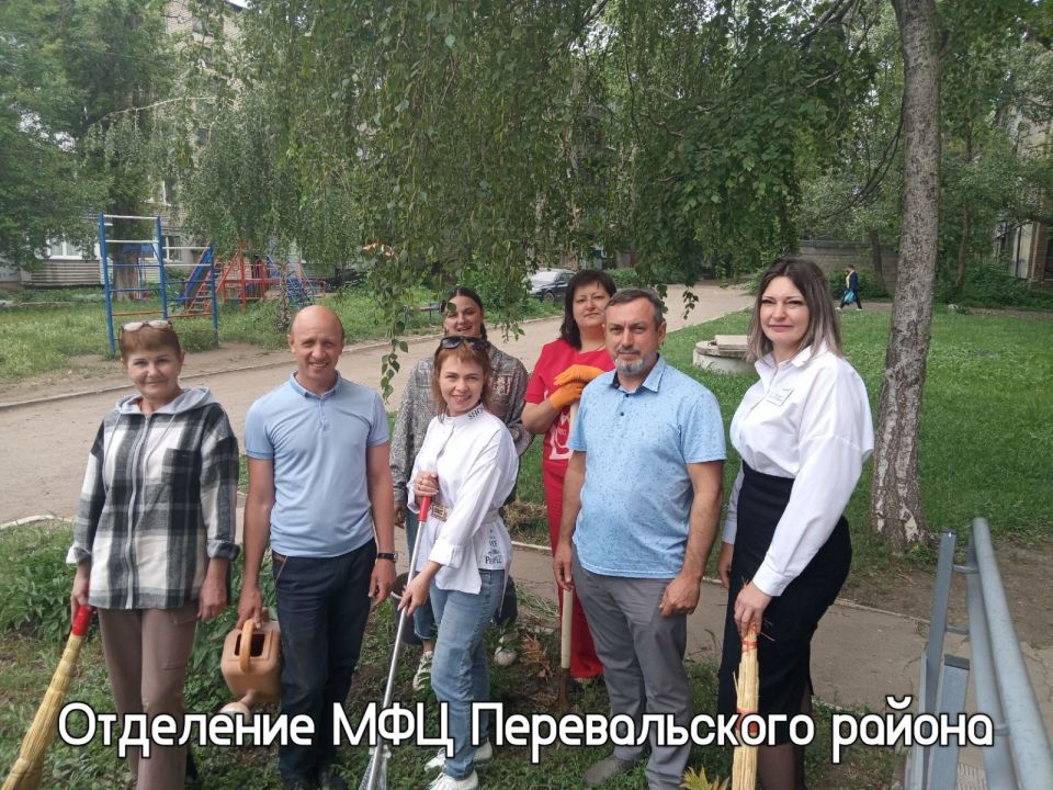 Сотрудники МФЦ ЛНР поддерживают порядок на прилегающей к офисам территории Сотрудники МФЦ ЛНР поддерживают порядок на прилегающей к офисам территории