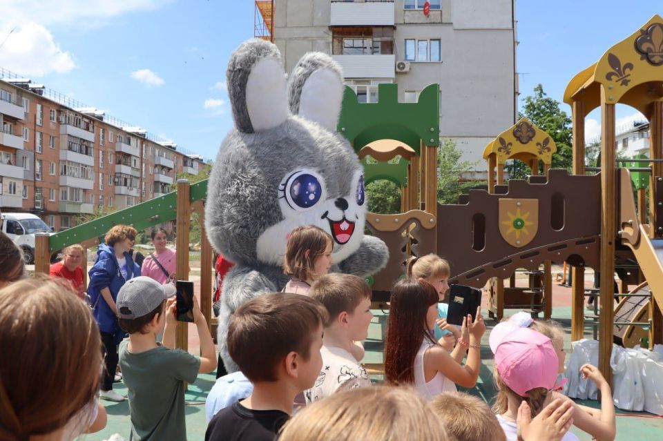 Депутат Совета городского округа город Северодонецк Нина Шишина приняла участие в открытии новой детской площадки в одном из микрорайонов города Депутат Совета городского округа город Северодонецк Нина Шишина приняла участие в открытии новой детской площадки в одном из микрорайонов города