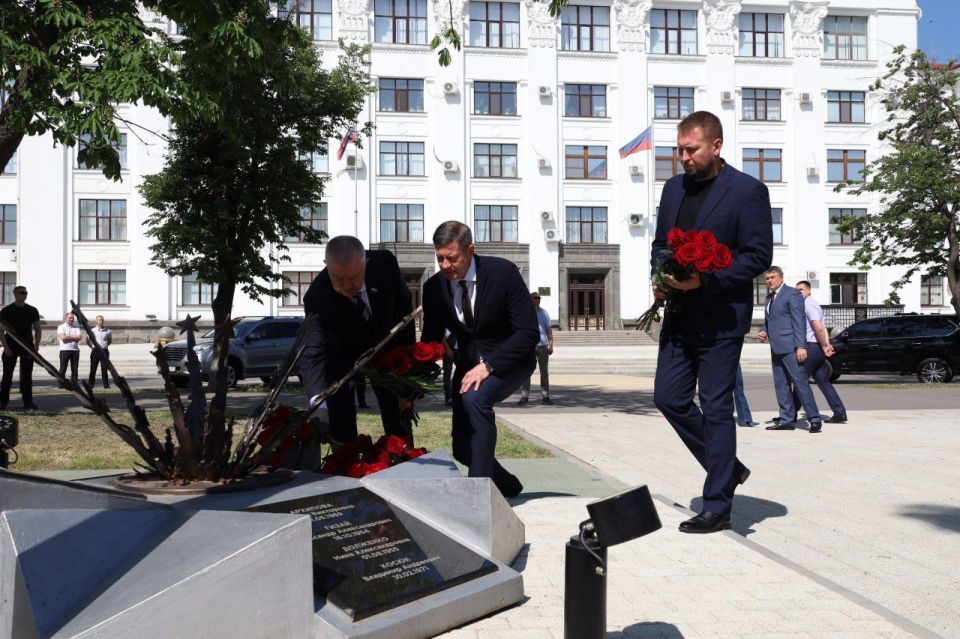 Виктор Водолацкий: Почтил память жертв авианалета в Луганске Виктор Водолацкий: Почтил память жертв авианалета в Луганске
