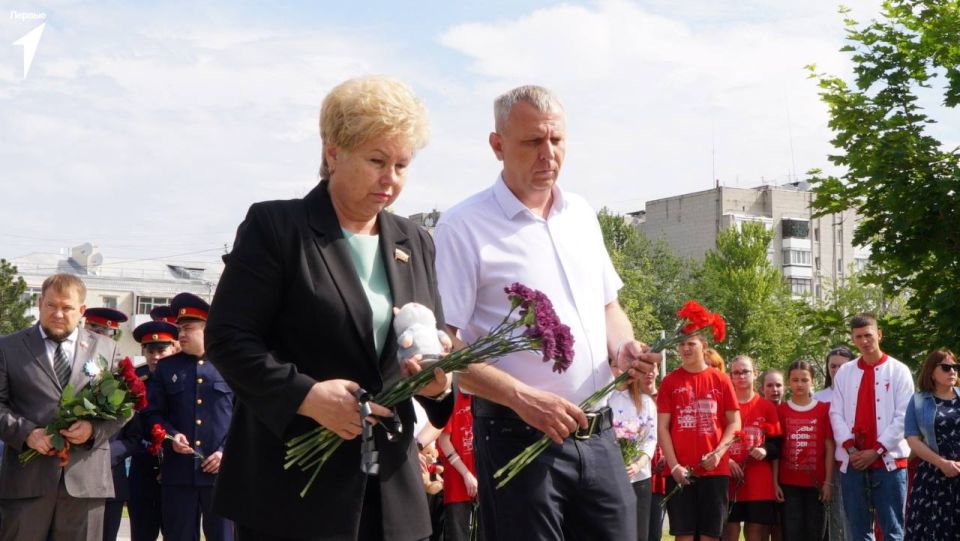 Инна Швенк: Сегодня, в День защиты детей, совместно с Сенатором Российской Федерации от Луганской Народной Республики Ольгой Бас, Депутатами Народного Совета в Луганской Народной Республике, представителями Администрации... Инна Швенк: Сегодня, в День защиты детей, совместно с Сенатором Российской Федерации от Луганской Народной Республики Ольгой Бас, Депутатами Народного Совета в Луганской Народной Республике, представителями Администрации...