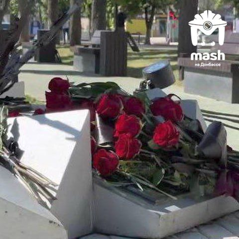 Луганчане возложили цветы к памятникам жертв авиаудара ВСУ Луганчане возложили цветы к памятникам жертв авиаудара ВСУ