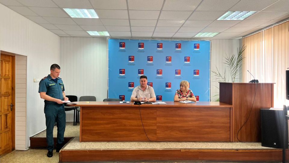 Альберт Зинченко: Сегодня совместно с председателем Совета Станично-Луганского муниципального округа Татьяной Пономаревой провели аппаратное совещание с руководителями структурных подразделений, учреждений и предприятий... Альберт Зинченко: Сегодня совместно с председателем Совета Станично-Луганского муниципального округа Татьяной Пономаревой провели аппаратное совещание с руководителями структурных подразделений, учреждений и предприятий...