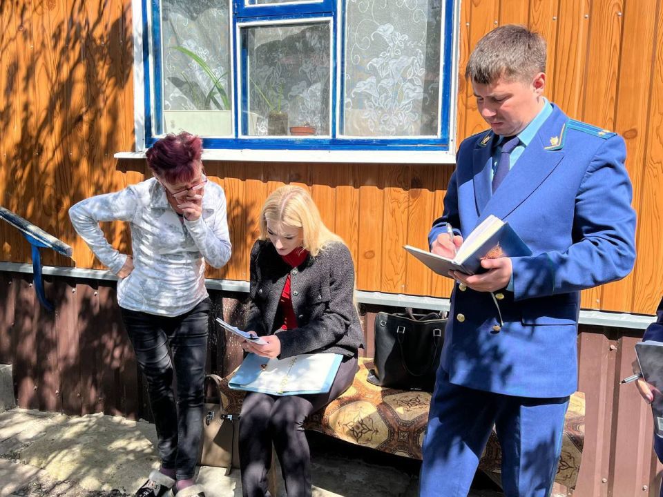 Временно исполняющий полномочия Главы Марковского муниципального округа Ирина Кузьменко, совместно с прокурором Марковского района Дмитрием Рудяком посетили родственников погибшего участника СВО - Семикоз Евгения Викторовича Временно исполняющий полномочия Главы Марковского муниципального округа Ирина Кузьменко, совместно с прокурором Марковского района Дмитрием Рудяком посетили родственников погибшего участника СВО - Семикоз Евгения Викторовича