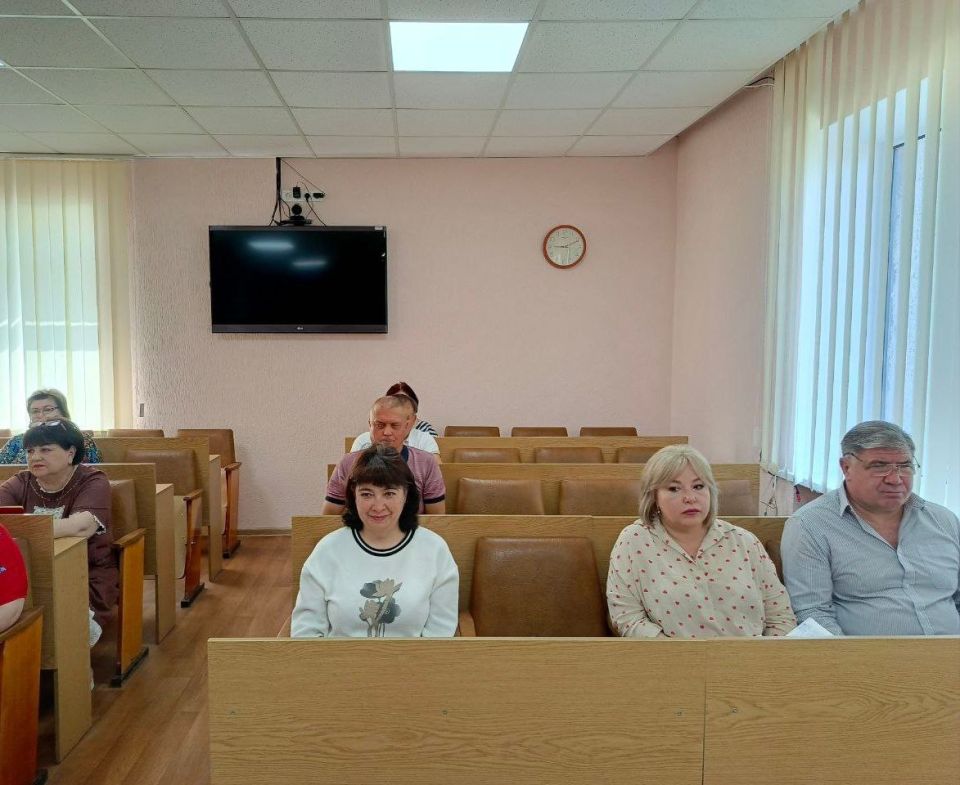 Глава городского округа город Ровеньки Андрей Рубанцов понедельник начал с традиционного рабочего совещания Глава городского округа город Ровеньки Андрей Рубанцов понедельник начал с традиционного рабочего совещания