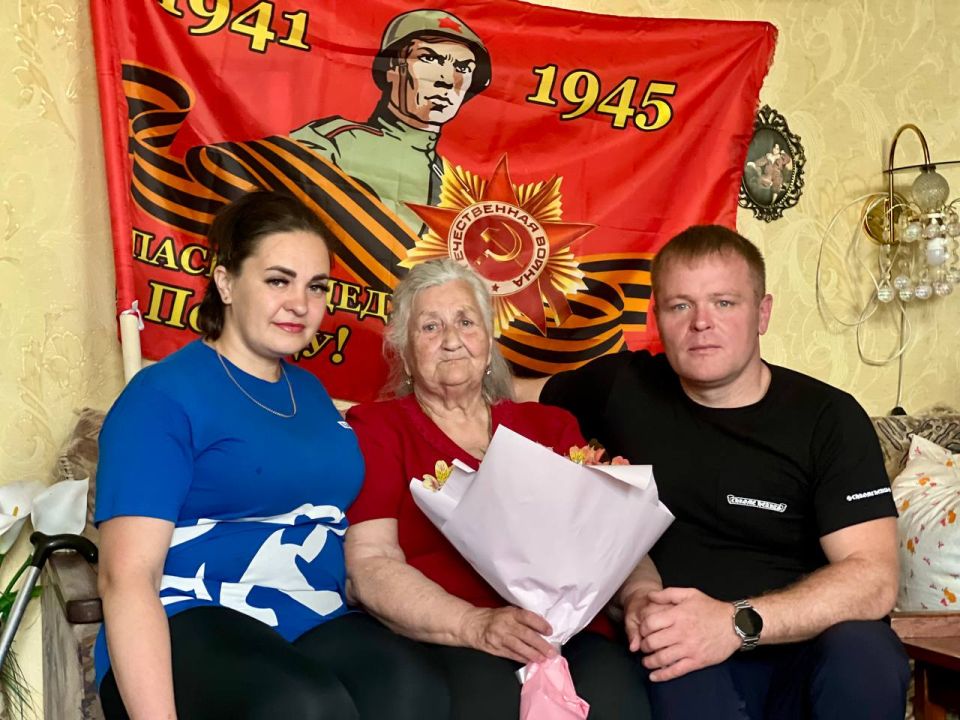 Лисичанские единороссы поздравили блокадницу Ленинграда с юбилеем Лисичанские единороссы поздравили блокадницу Ленинграда с юбилеем