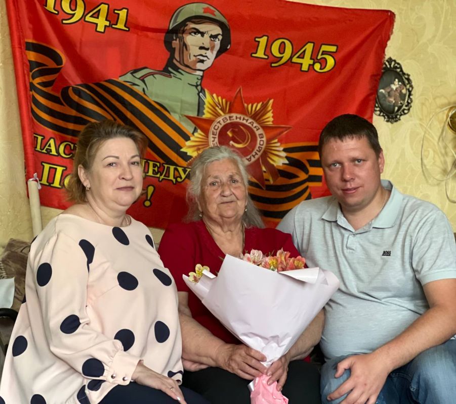 Лисичанские единороссы поздравили блокадницу Ленинграда с юбилеем Лисичанские единороссы поздравили блокадницу Ленинграда с юбилеем