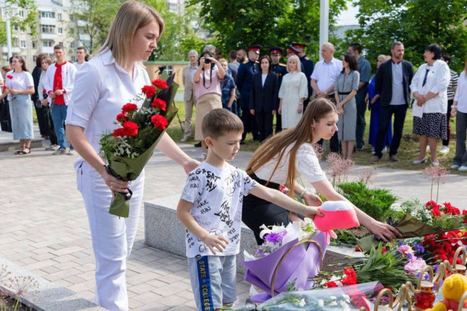 Инна Швенк: Сегодня, в День защиты детей, совместно с Сенатором Российской Федерации от Луганской Народной Республики Ольгой Бас, Депутатами Народного Совета в Луганской Народной Республике, представителями Администрации... Инна Швенк: Сегодня, в День защиты детей, совместно с Сенатором Российской Федерации от Луганской Народной Республики Ольгой Бас, Депутатами Народного Совета в Луганской Народной Республике, представителями Администрации...