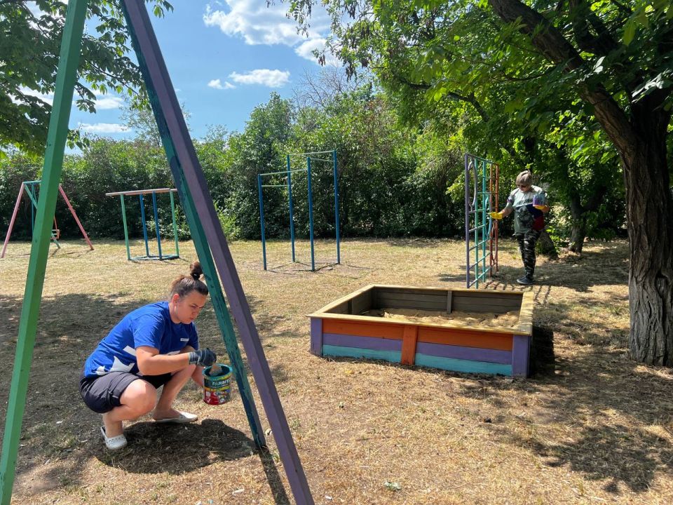 В поселке Хрящеватое провели субботник на детской площадке В поселке Хрящеватое провели субботник на детской площадке