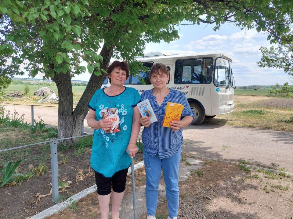 «Читающий автобус» прибыл в Новосветловку с выставкой о мире природы «Читающий автобус» прибыл в Новосветловку с выставкой о мире природы