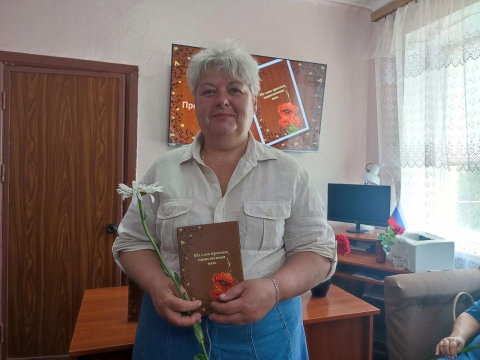 В Лутугинской библиотеке состоялась презентация поэтического сборника районного литературного объединения «Луганчик» В Лутугинской библиотеке состоялась презентация поэтического сборника районного литературного объединения «Луганчик»
