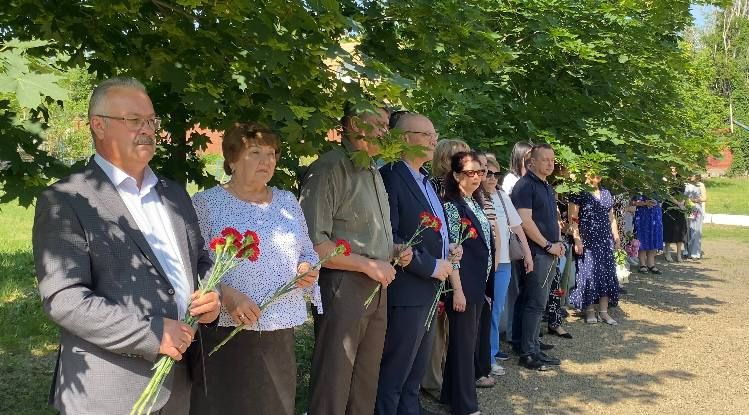 В Антраците состоялся митинг, посвященный 11-й годовщине авиаудара по Луганской областной государственной администрации В Антраците состоялся митинг, посвященный 11-й годовщине авиаудара по Луганской областной государственной администрации
