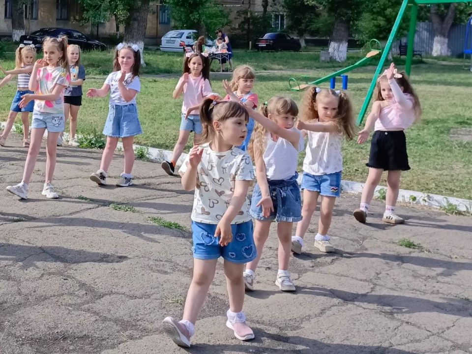 В первый день лета сотрудники Дома культуры посёлка городского типа Дубовский провели замечательный праздник – День защиты детей в стиле Тик Ток В первый день лета сотрудники Дома культуры посёлка городского типа Дубовский провели замечательный праздник – День защиты детей в стиле Тик Ток
