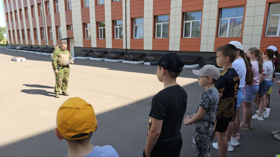 В Брянковской специализированной школе №1 открылась летняя тематическая площадка В Брянковской специализированной школе №1 открылась летняя тематическая площадка