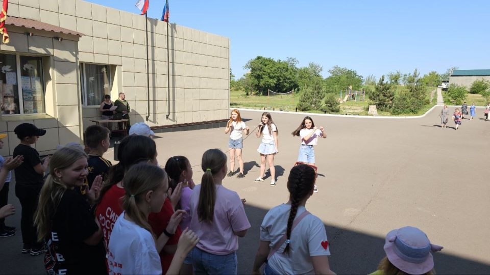 В Брянковской специализированной школе №1 открылась летняя тематическая площадка В Брянковской специализированной школе №1 открылась летняя тематическая площадка