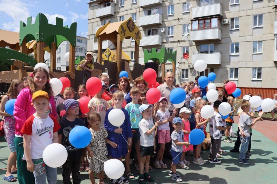 Депутат Совета городского округа город Северодонецк Нина Шишина приняла участие в открытии новой детской площадки в одном из микрорайонов города Депутат Совета городского округа город Северодонецк Нина Шишина приняла участие в открытии новой детской площадки в одном из микрорайонов города