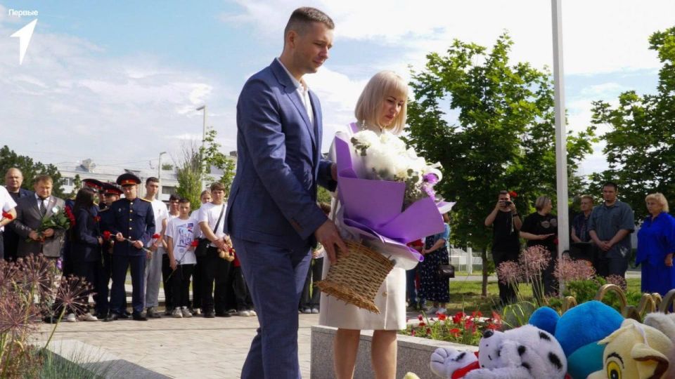 Инна Швенк: Сегодня, в День защиты детей, совместно с Сенатором Российской Федерации от Луганской Народной Республики Ольгой Бас, Депутатами Народного Совета в Луганской Народной Республике, представителями Администрации... Инна Швенк: Сегодня, в День защиты детей, совместно с Сенатором Российской Федерации от Луганской Народной Республики Ольгой Бас, Депутатами Народного Совета в Луганской Народной Республике, представителями Администрации...