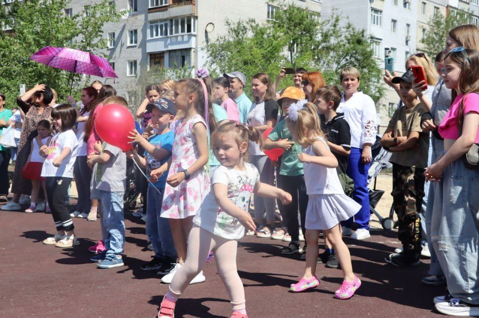 Депутат Совета городского округа город Северодонецк Нина Шишина приняла участие в открытии новой детской площадки в одном из микрорайонов города Депутат Совета городского округа город Северодонецк Нина Шишина приняла участие в открытии новой детской площадки в одном из микрорайонов города