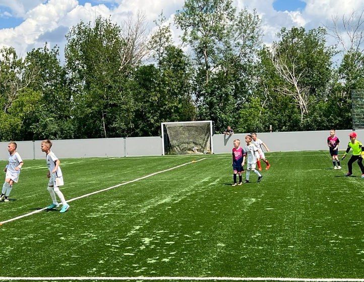 Краснодонские футболисты лидируют в Первенстве ЛНР Краснодонские футболисты лидируют в Первенстве ЛНР
