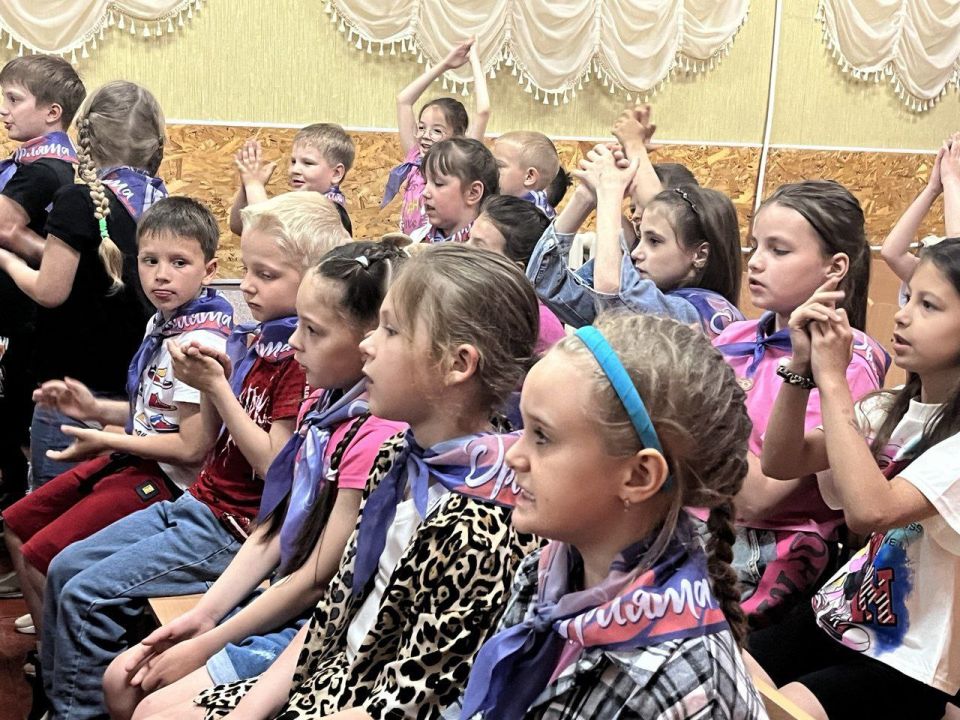 Сегодня в Краснодонском муниципальном округе состоялось важное событие — открытие пришкольных тематических площадок в 13 школах, которые станут настоящим центром летнего отдыха для детей Сегодня в Краснодонском муниципальном округе состоялось важное событие — открытие пришкольных тематических площадок в 13 школах, которые станут настоящим центром летнего отдыха для детей