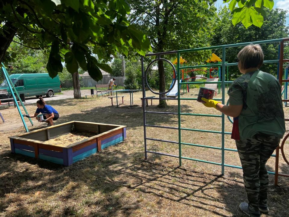 В поселке Хрящеватое провели субботник на детской площадке В поселке Хрящеватое провели субботник на детской площадке