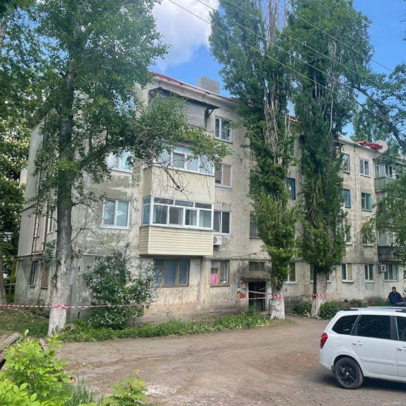 Специалисты Ставропольского края приступили к ремонту крыш в Антраците Специалисты Ставропольского края приступили к ремонту крыш в Антраците