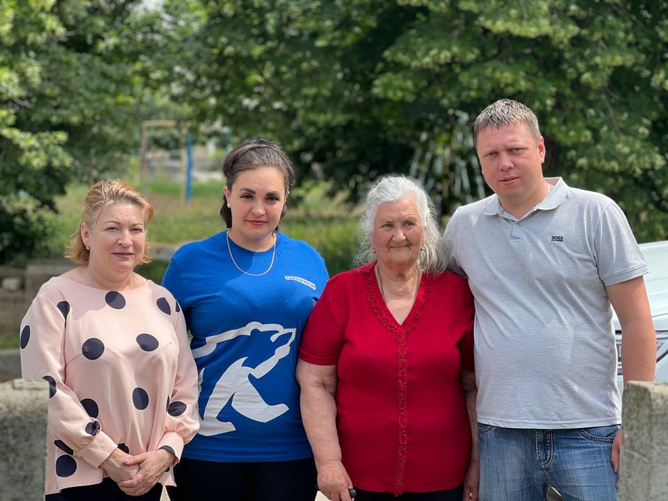 Лисичанские единороссы поздравили блокадницу Ленинграда с юбилеем Лисичанские единороссы поздравили блокадницу Ленинграда с юбилеем