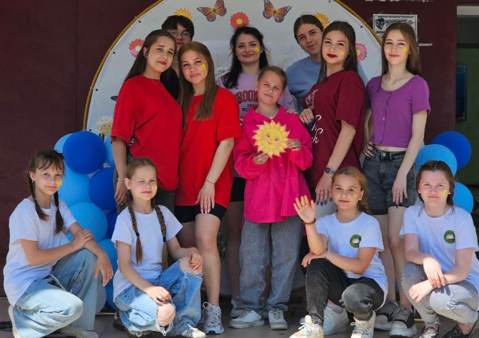 Сегодня в Краснодонском муниципальном округе состоялось важное событие — открытие пришкольных тематических площадок в 13 школах, которые станут настоящим центром летнего отдыха для детей Сегодня в Краснодонском муниципальном округе состоялось важное событие — открытие пришкольных тематических площадок в 13 школах, которые станут настоящим центром летнего отдыха для детей