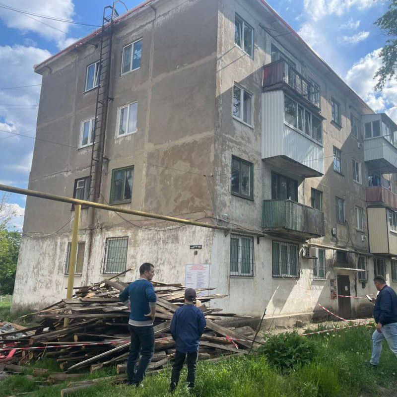 Специалисты Ставропольского края приступили к ремонту крыш в Антраците Специалисты Ставропольского края приступили к ремонту крыш в Антраците