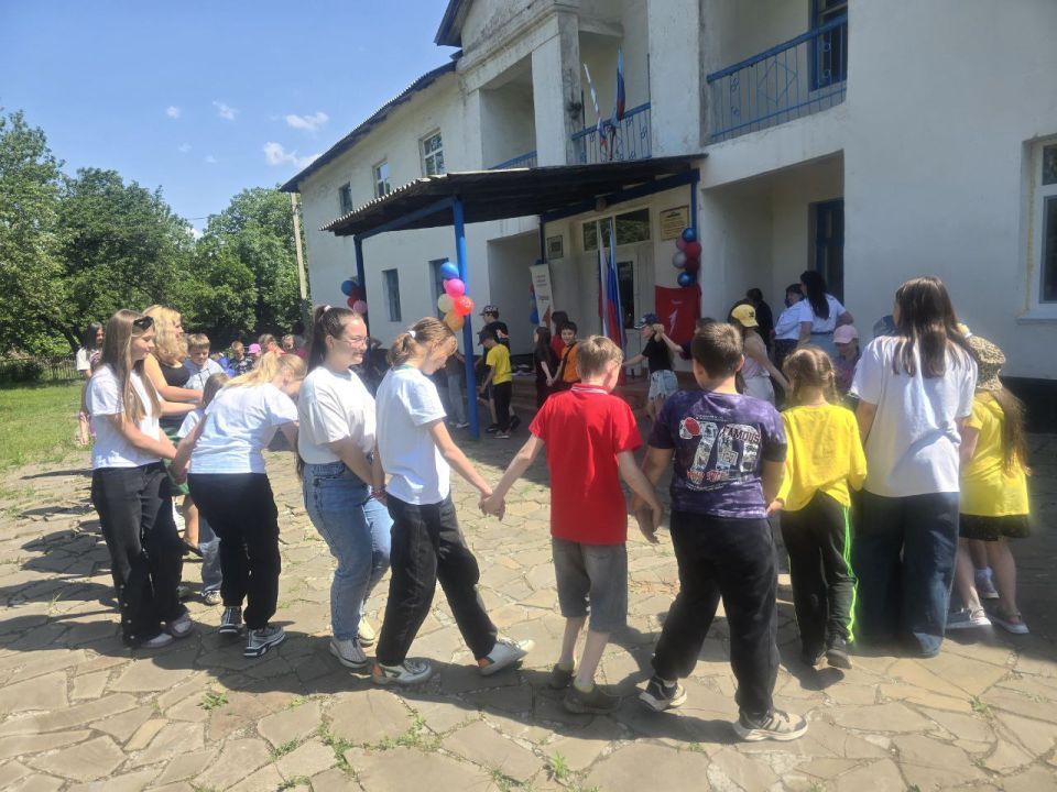 В Ясеновской гимназии им.Ю.В. Стеценко состоялось открытие пришкольной тематической площадки «Наследники Победы» В Ясеновской гимназии им.Ю.В. Стеценко состоялось открытие пришкольной тематической площадки «Наследники Победы»