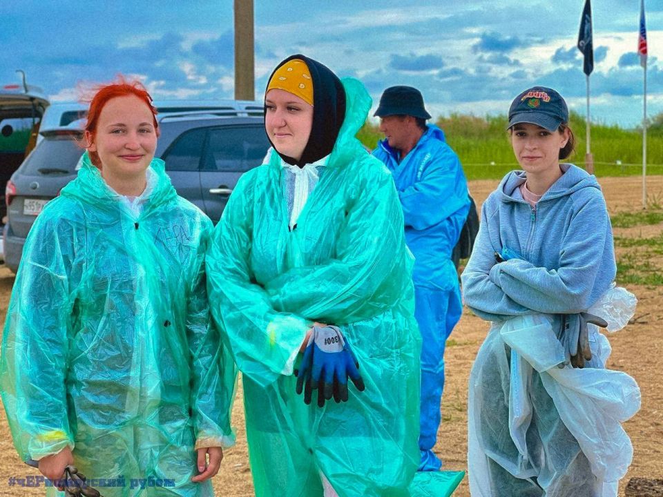 Добровольцы из ЛНР помогают бороться с мазутом в Краснодарском крае Добровольцы из ЛНР помогают бороться с мазутом в Краснодарском крае