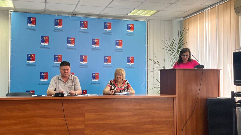 Альберт Зинченко: Сегодня совместно с председателем Совета Станично-Луганского муниципального округа Татьяной Пономаревой провели аппаратное совещание с руководителями структурных подразделений, учреждений и предприятий... Альберт Зинченко: Сегодня совместно с председателем Совета Станично-Луганского муниципального округа Татьяной Пономаревой провели аппаратное совещание с руководителями структурных подразделений, учреждений и предприятий...