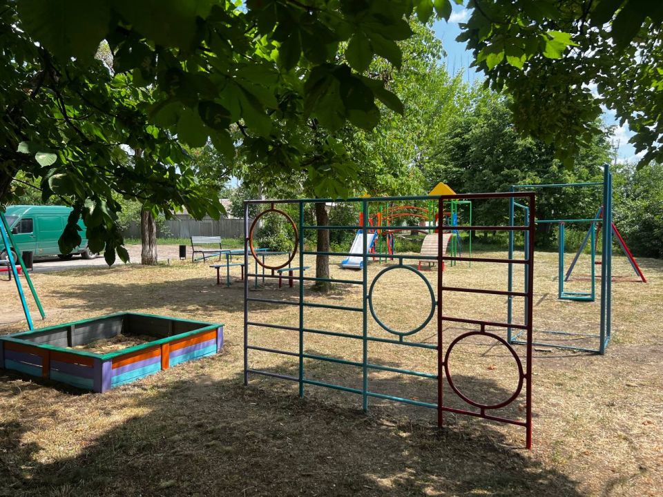 В поселке Хрящеватое провели субботник на детской площадке В поселке Хрящеватое провели субботник на детской площадке