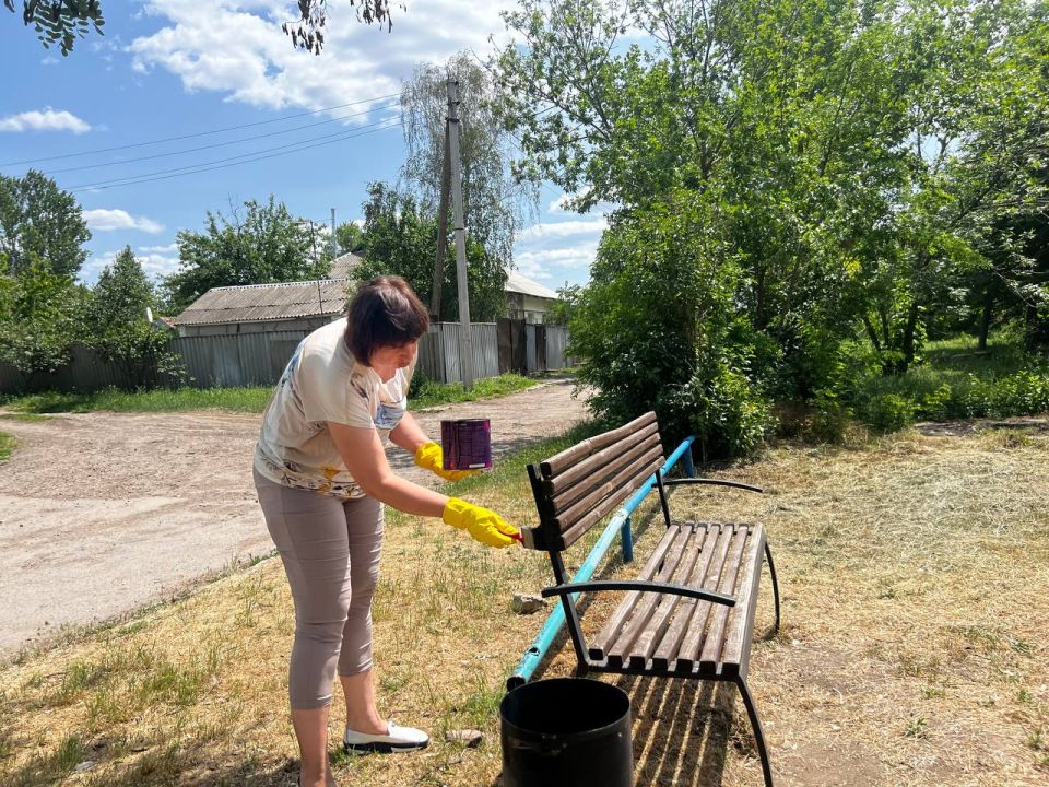В поселке Хрящеватое провели субботник на детской площадке В поселке Хрящеватое провели субботник на детской площадке