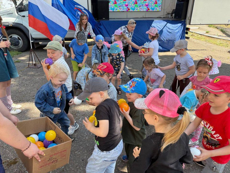 Принято говорить, что дети – это цветы жизни Принято говорить, что дети – это цветы жизни