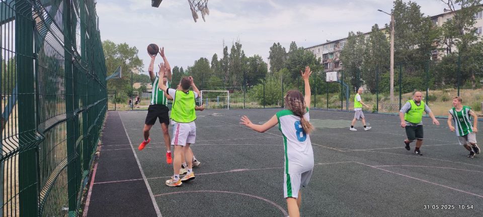 В рамках Всероссийского спортивного марафона «Сила России» на спортивной площадке города Рубежное прошли соревнования по баскетболу 3х3, посвященные Дню защиты детей В рамках Всероссийского спортивного марафона «Сила России» на спортивной площадке города Рубежное прошли соревнования по баскетболу 3х3, посвященные Дню защиты детей