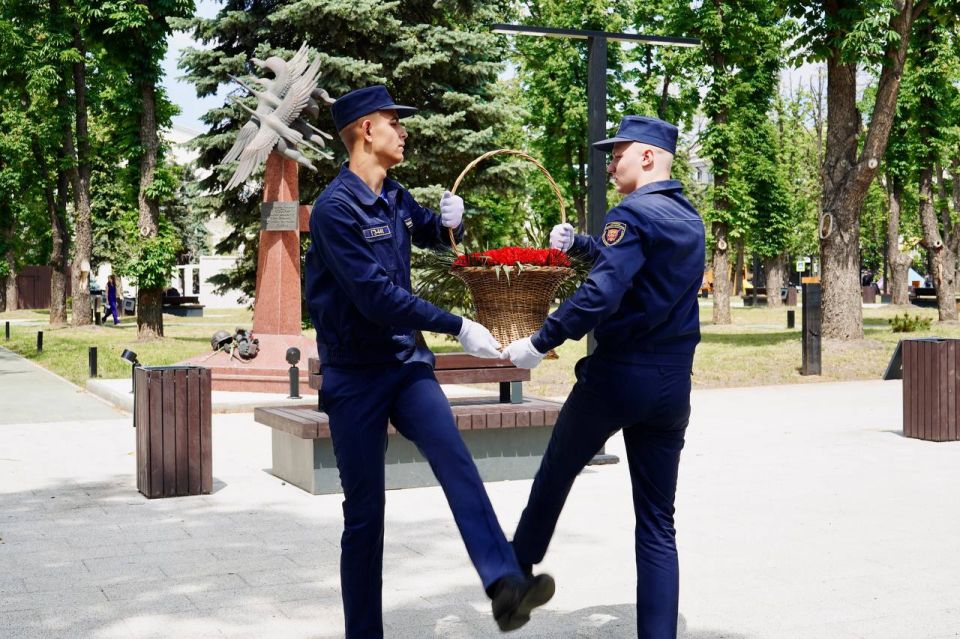 Память о трагедии: 11 лет со дня авиаудара по Луганску Память о трагедии: 11 лет со дня авиаудара по Луганску