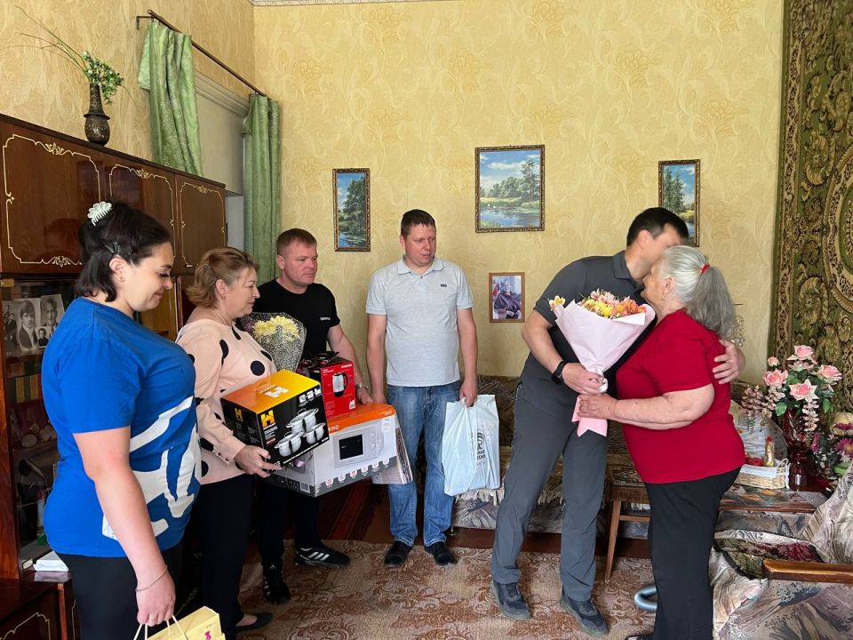 Лисичанские единороссы поздравили блокадницу Ленинграда с юбилеем Лисичанские единороссы поздравили блокадницу Ленинграда с юбилеем
