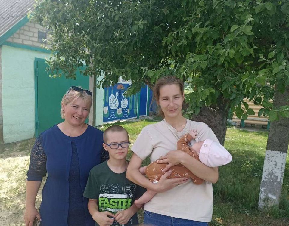 В Беловодском МО ко Дню защиты детей поздравили молодых родителей с рождением малышей В Беловодском МО ко Дню защиты детей поздравили молодых родителей с рождением малышей