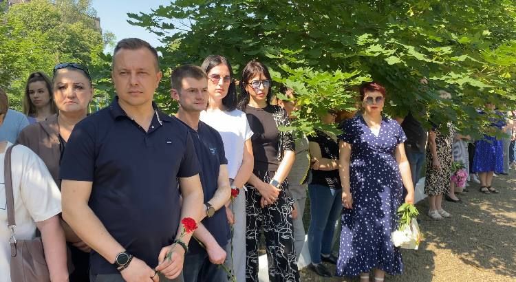В Антраците состоялся митинг, посвященный 11-й годовщине авиаудара по Луганской областной государственной администрации В Антраците состоялся митинг, посвященный 11-й годовщине авиаудара по Луганской областной государственной администрации