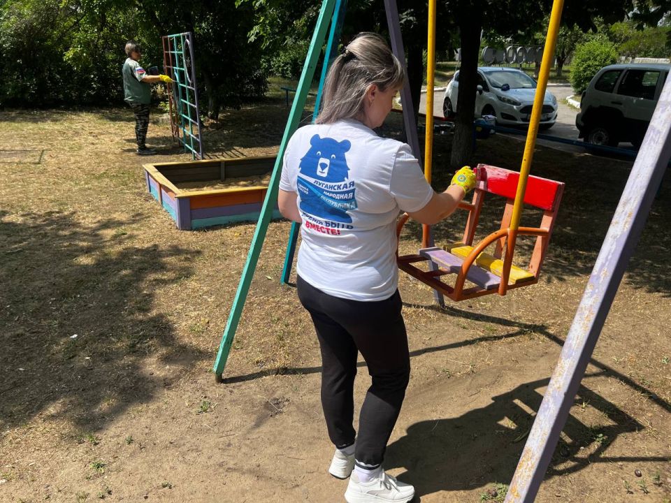 В поселке Хрящеватое провели субботник на детской площадке В поселке Хрящеватое провели субботник на детской площадке