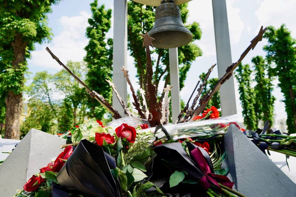 Память о трагедии: 11 лет со дня авиаудара по Луганску Память о трагедии: 11 лет со дня авиаудара по Луганску